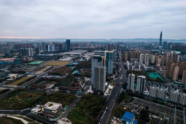 Luftaufnahme der Skyline des modernen Gebäudes in der Nacht von Chengdu, China. — Stockfoto