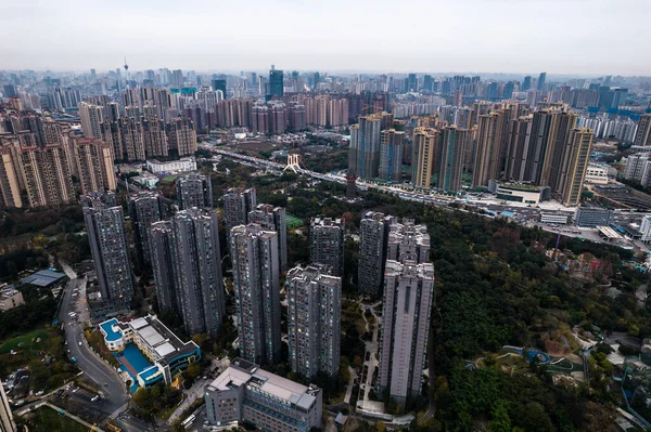 Modern binanın hava fotoğrafçılığı Chengdu, Çin 'in gökyüzü gece görüşü.