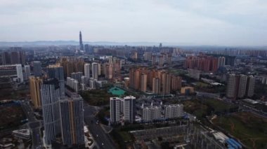 Modern binanın hava fotoğrafçılığı Chengdu, Çin 'in gökyüzü gece görüşü.