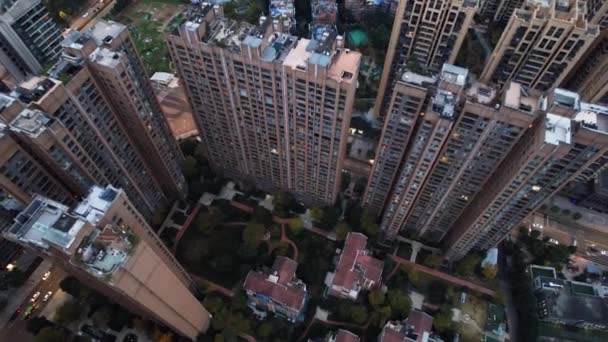 Fotografia lotnicza nowoczesnego budynku panoramiczny widok nocy Chengdu, Chiny. — Wideo stockowe