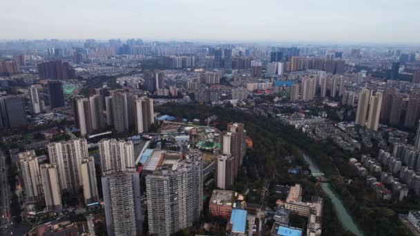 Letecká fotografie moderní budovy panorama noční pohled na Čcheng-tu, Čína. — Stock video