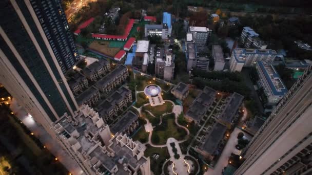 Fotografía aérea del edificio moderno skyline vista nocturna de Chengdu, China. — Vídeo de stock