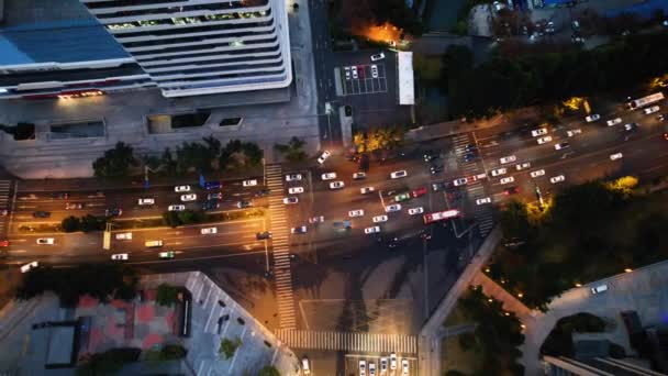 Légi fotózás a modern épület városkép éjszaka kilátás Chengdu, Kína. — Stock videók