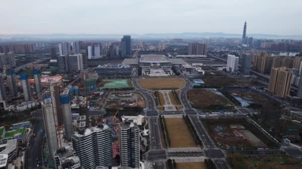 Fotografía aérea del edificio moderno skyline vista nocturna de Chengdu, China. — Vídeo de stock