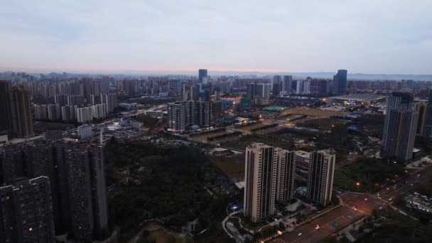 Fotografia lotnicza nowoczesnego budynku panoramiczny widok nocy Chengdu, Chiny. — Wideo stockowe