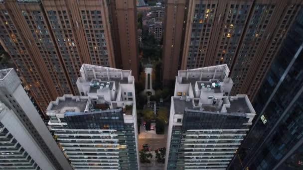 Аэрофотосъемка современного здания с ночным видом на Чэнду, Китай. — стоковое видео