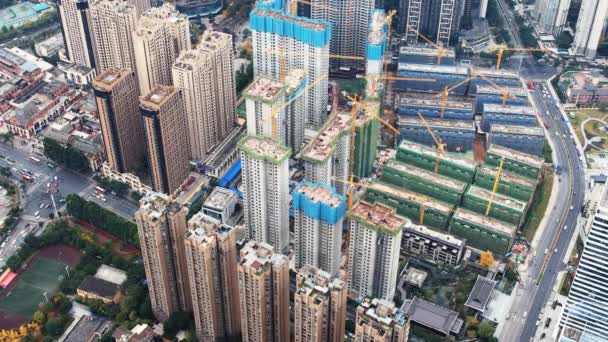 Fotografía aérea del edificio moderno skyline vista nocturna de Chengdu, China. — Vídeo de stock