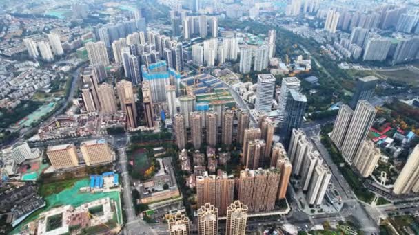 Fotografía aérea del edificio moderno skyline vista nocturna de Chengdu, China. — Vídeo de stock