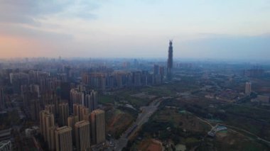 Modern binanın hava fotoğrafçılığı Chengdu, Çin 'in gökyüzü gece görüşü.