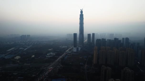 成都、中国の近代的なビルスカイライン夜景の空中写真. — ストック動画