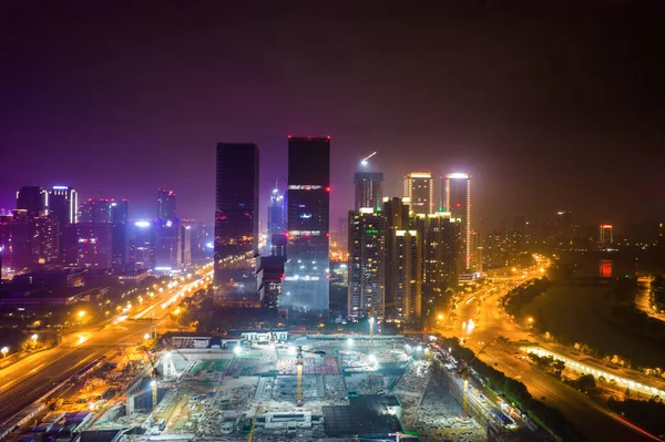 Аэрофотосъемка современного здания с ночным видом на Чэнду, Китай. — стоковое фото