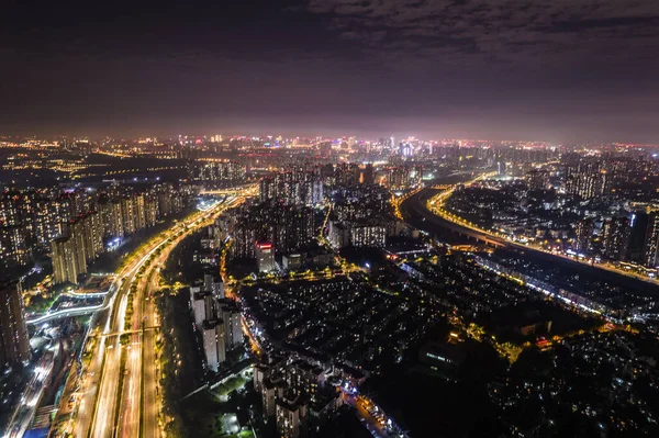 Luftaufnahme der Skyline des modernen Gebäudes in der Nacht von Chengdu, China. — Stockfoto