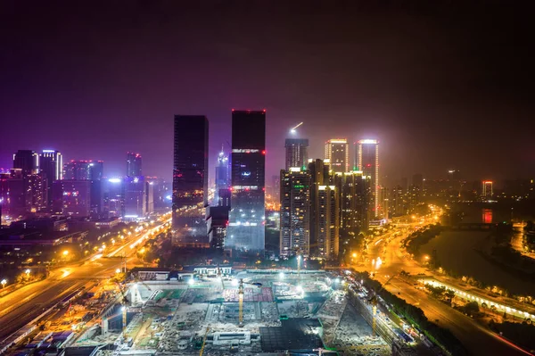 Flygfoto av den moderna byggnaden skyline nattutsikt över Chengdu, Kina. — Stockfoto