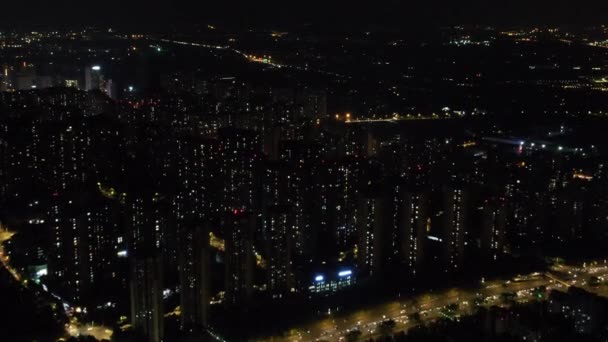 Fotografía aérea del edificio moderno skyline vista nocturna de Chengdu, China. — Vídeo de stock