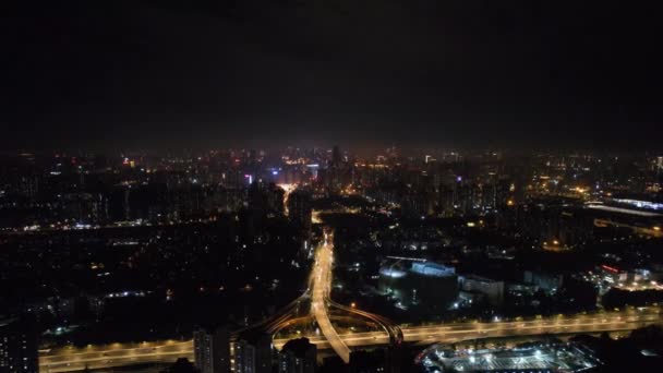 Légi fotózás a modern épület városkép éjszaka kilátás Chengdu, Kína. — Stock videók