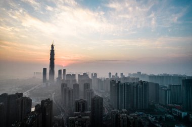Modern binanın hava fotoğrafçılığı Chengdu, Çin 'in gökyüzü gece görüşü.