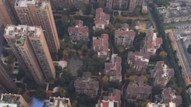 Modern binanın hava fotoğrafçılığı Chengdu, Çin 'in gökyüzü gece görüşü. Yüksek kaliteli video