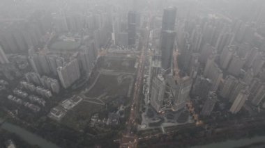 Modern binanın hava fotoğrafçılığı Chengdu, Çin 'in gökyüzü gece görüşü. Yüksek kaliteli video