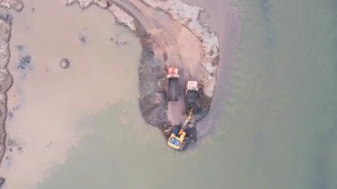 Çalışan inşaat sahasının hava görüntüsünün 4k hızlandırılmış görüntüsü Büyük inşaat alanı yakınlaştırma görünümü