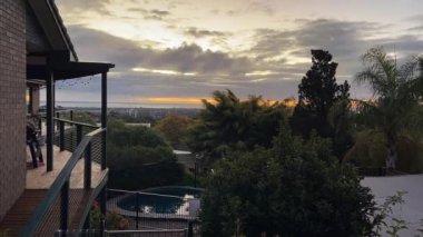 Güney Avustralya 'da bir banliyöde, Adelaide' de yaşıyor. Yüksek kaliteli FullHD görüntüler