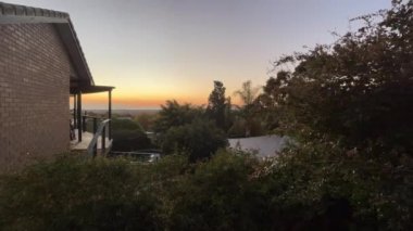 Güney Avustralya 'da bir banliyöde, Adelaide' de yaşıyor. Yüksek kaliteli FullHD görüntüler