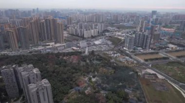 Chengdu şehri. İnsansız hava aracı üst görüntüsü. 4K
