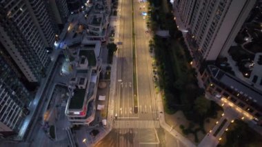 Çin 'in Chengdu şehrinde gece dronu. Drone Hava Görüntüsü. Yüksek kalite 4k görüntü