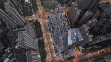 Çin 'in Chengdu şehrinde gece dronu. Drone Hava Görüntüsü. Yüksek kalite 4k görüntü