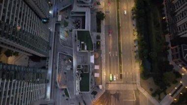 Çin 'in Chengdu şehrinde gece dronu. Drone Hava Görüntüsü. Yüksek kalite 4k görüntü