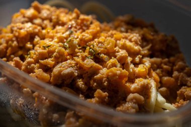 Donanma usulü kıymalı ve soğanlı makarna, gri bir arka planda..