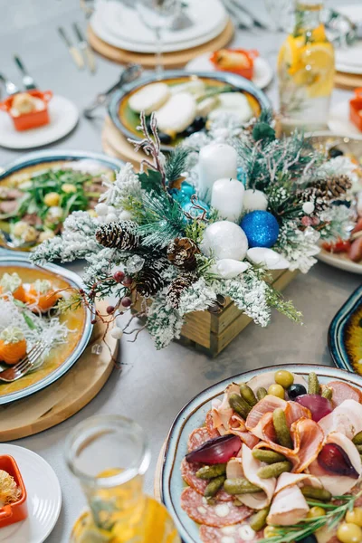 Домашний сыр на тарелке с оливками, различные праздничные блюда. — стоковое фото