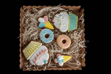 Donut, dondurma ve kek şeklinde zencefilli ekmek. Hediye kutusuna konmuş..