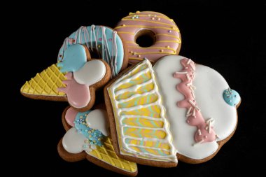 Donut, dondurma ve kek şeklinde zencefilli çörekler..