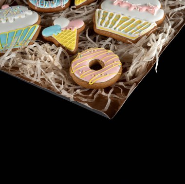 Donut, dondurma ve kek şeklinde zencefilli ekmek. Hediye kutusuna konmuş..