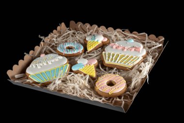 Donut, dondurma ve kek şeklinde zencefilli ekmek. Hediye kutusunda yatıyordu. Yeni Yıl Hediyeleri.