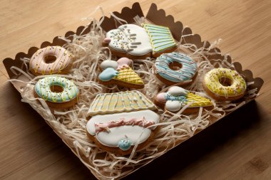 Donut, dondurma ve kek şeklinde zencefilli ekmek. Hediye kutusuna konmuş..