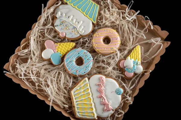 Donut, dondurma ve kek şeklinde zencefilli ekmek. Hediye kutusuna konmuş..