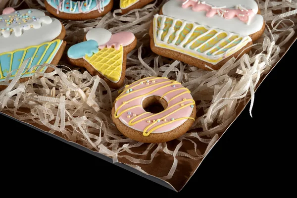 Donut, dondurma ve kek şeklinde zencefilli ekmek. Hediye kutusuna konmuş..