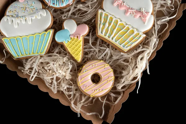 Donut, dondurma ve kek şeklinde zencefilli ekmek. Hediye kutusunda yatıyordu. Yeni Yıl Hediyeleri.