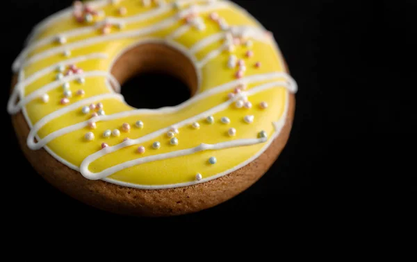 Gingerbread in the form of a donut on a black isolated background. — Stock fotografie