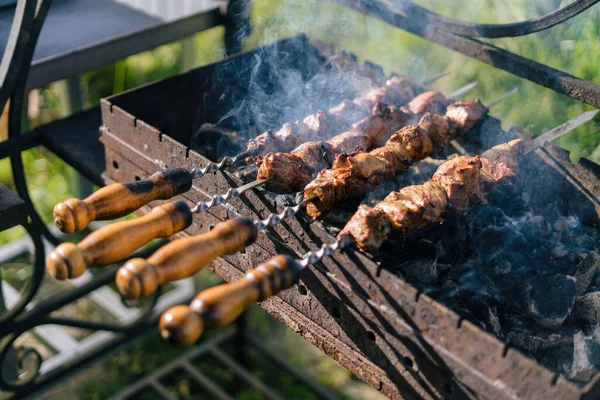 Cocine la carne de cerdo en la carne a la parrilla. Comida cocinada con parrilla barbacoa en el patio trasero de la casa —  Fotos de Stock