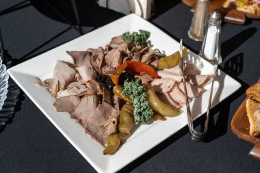 çeşitli taze soğuk kesim İtalyan meze tabağı.