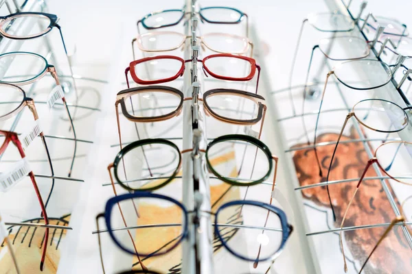 Wiersz okularów u optyków, w sklepie z okularami. Stojak z okularami w sklepie optycznym. Obraz Stockowy