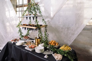 Catering, şampanya, meyve, çerez bir düğün tablo.