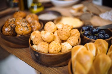 Güzel bir ahşap Kupası ev yapımı çörekler.