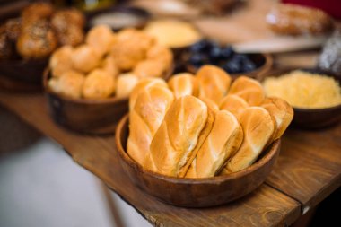 Güzel bir ahşap Kupası ev yapımı çörekler.