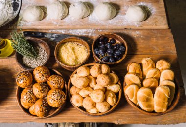 Güzel bir ahşap Kupası ev yapımı çörekler.