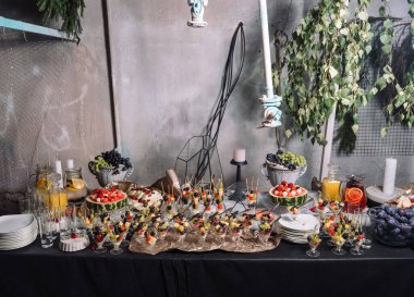 Fincanlarda meyve salatası, güzel dekore edilmiş masa. Modern tavan arası tasarımı.