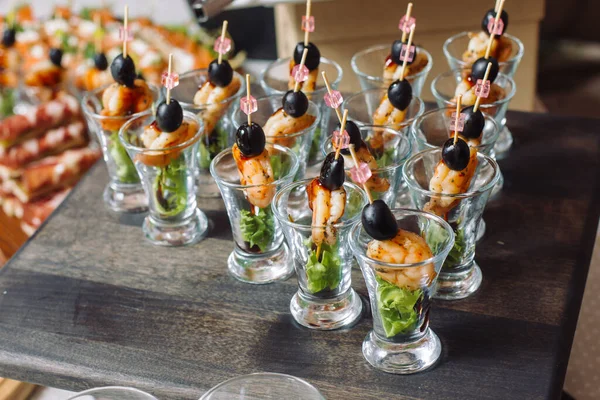 Kanape van garnalen. Luxe catering tentoongesteld op een houten plank. — Stockfoto