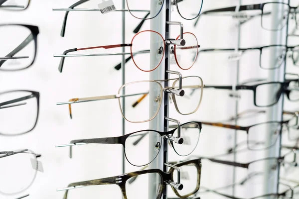 Wiersz okularów u optyków, w sklepie z okularami. Stojak z okularami w sklepie optycznym. Obrazek Stockowy
